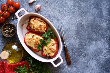 Mutfak masasında doldurulmuş dolma dolma biber..