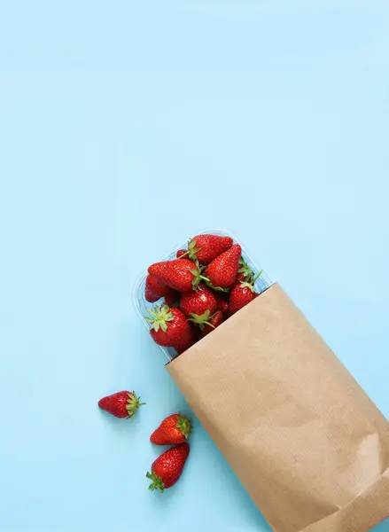 Fresh Strawberries Paper Bag Blue Background Shopping View — Stock Photo, Image