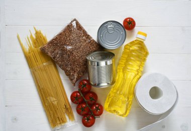 Eve servis yemeği. Ana yemekler: tereyağı, makarna, karabuğday, yumurta, yeşillik. Evde kal..