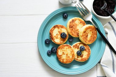 Mutfak masasında reçelli ve yaban mersinli peynirli krep. Günaydın.!