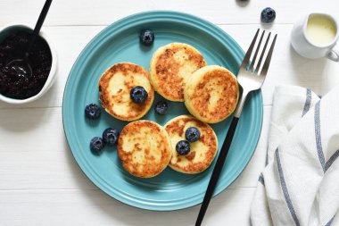 Mutfak masasında reçelli ve yaban mersinli peynirli krep. Günaydın.!