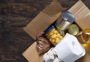 Yemek takımı hazır. Gerekli yiyecekleri karantinaya alın. Yemek teslimatı.