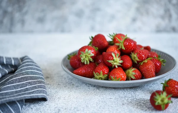 Fresh Strawberries Plate Concrete Background Place Text Horizontal Focus — Stock Photo, Image