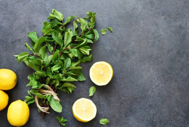 Siyah arka planda limon ve nane karışımı. Limonata malzemesi..