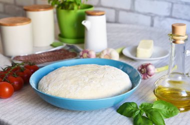 Pizza hamuru yapmak için mutfak süreci. Salamlı pizza malzemeleri..