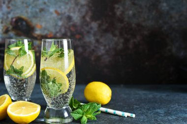Koyu arkaplanda limonlu ve naneli yaz içeceği. Limonata.