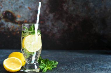 Koyu arkaplanda limonlu ve naneli yaz içeceği. Limonata.