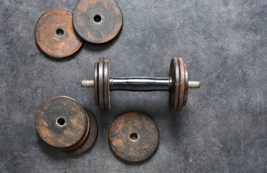 Eski dambıl, spor salonu konsepti, sepia tonlama..