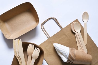 Piknik seti olan kağıt torba: tabak, çatal, cam, peçete. Çevreye özen gösteriyorum..