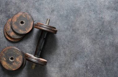 Eski dambıl, spor salonu konsepti, sepia tonlama..