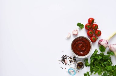 Baharatlı domates sosu ve beyaz tabakta uyuz. Düzen