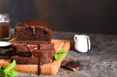 Brownie klasik bir Amerikan tatlısıdır. Çikolatalı kek, çikolata soslu ve naneli..