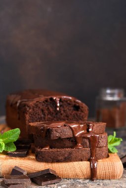 Brownie klasik bir Amerikan tatlısıdır. Çikolatalı kek, çikolata soslu ve naneli..