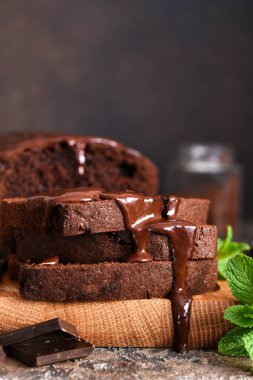 Brownie klasik bir Amerikan tatlısıdır. Çikolatalı kek, çikolata soslu ve naneli..