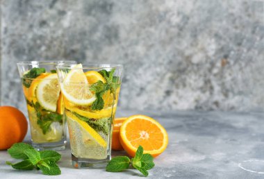 Klasik yaz soğuk içeceği. Portakal, limon ve naneli limonata..
