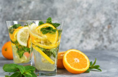 Klasik yaz soğuk içeceği. Portakal, limon ve naneli limonata..