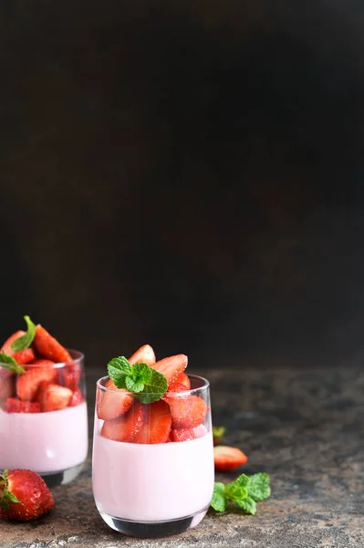 Pana Cotta Strawberries Mint Dark Concrete Background Horizontal Focus — Stock Photo, Image