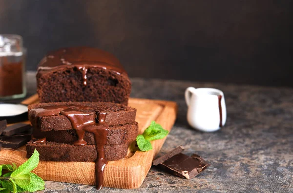 Брауни Классический Американский Десерт Шоколадный Кекс Шоколадным Соусом Мятой — стоковое фото