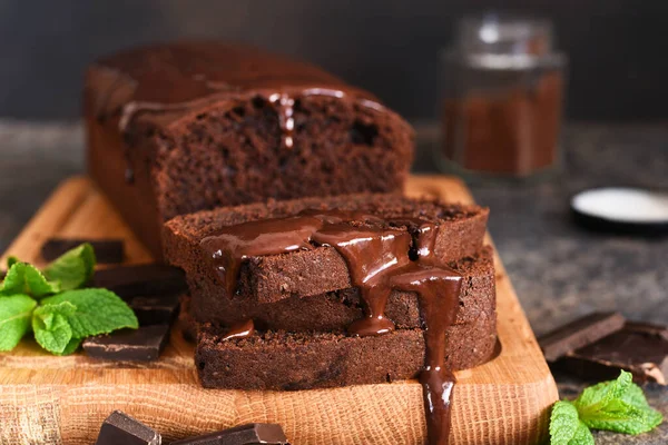 Брауни Классический Американский Десерт Шоколадный Кекс Шоколадным Соусом Мятой — стоковое фото