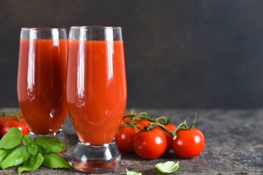 Tuzlu ve baharatlı domates suyu. Sebze suyu..