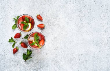 Çilekli limonata ve çimento kaplı nane şekeri. Yukarıdan bak. Yaz soğuk içeceği.