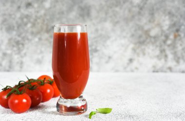 Tuzlu ve baharatlı domates suyu. Sebze suyu..