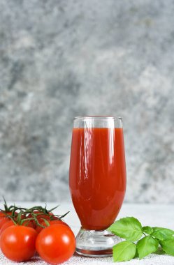 Tuzlu ve baharatlı domates suyu. Sebze suyu..