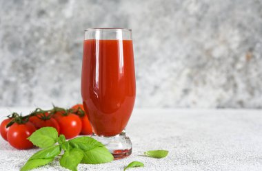 Tuzlu ve baharatlı domates suyu. Sebze suyu..