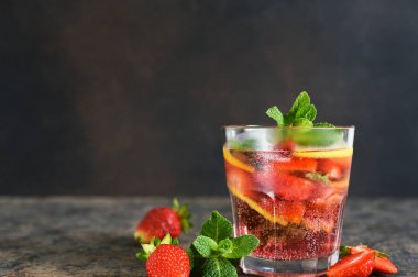 Koyu beton arka planda çilekli limonata ve nane şekeri. Yaz soğuk içeceği.