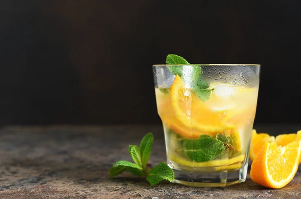 Letni Drink Zimna Lemoniada Cytryną Pomarańczą Miętą Konkretnym Tle Koncentracja — Zdjęcie stockowe