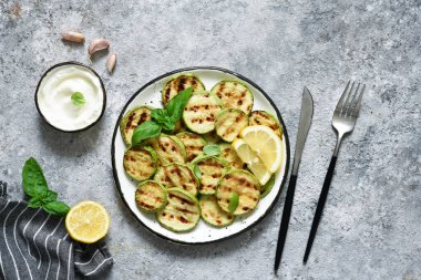 Beton kaplama soslu ızgara kabak. Yukarıdan görüntüle.