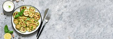 Beton kaplama soslu ızgara kabak. Yukarıdan görüntüle.