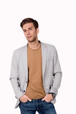 ca bir ceket ve kot genç adam portresi görünüyor