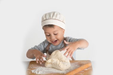 hamur ile küçük mutfak sorumlusu