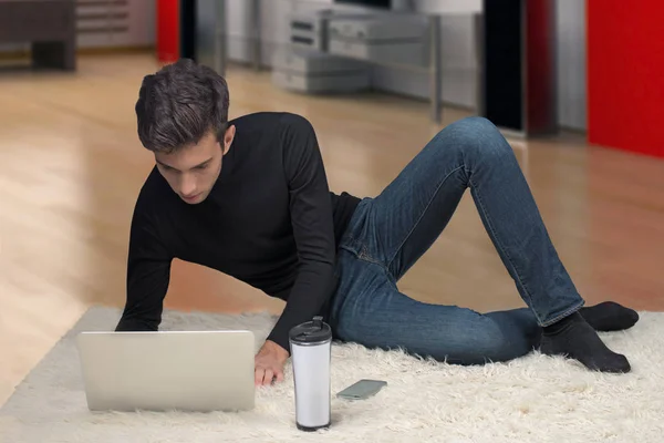 年轻人与膝上型电脑和咖啡 — 图库照片