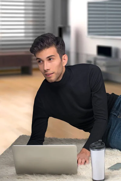 De jonge man met de laptop en koffie — Stockfoto