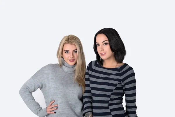 Zwei Freundin blond und brünett lachen — Stockfoto