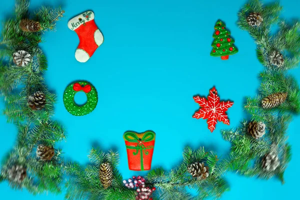Kerst gingerbreads en besneeuwde spar-takken met kopie ruimte — Stockfoto