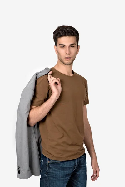 Ο νεαρός άνδρας σε ένα μπουφάν και τζιν φαίνεται στην κάμερα. — Φωτογραφία Αρχείου