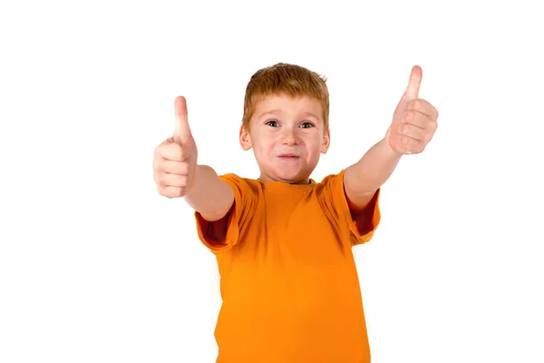 Malého chlapce s červenými vlasy ukazuje gesto "Ok" — Stock fotografie