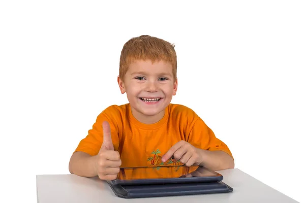 De kleine jongen zit met zeem en toont gebaar "goed" — Stockfoto