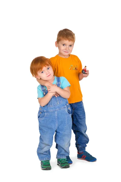 Два брата с рыжими волосами обнялись — стоковое фото