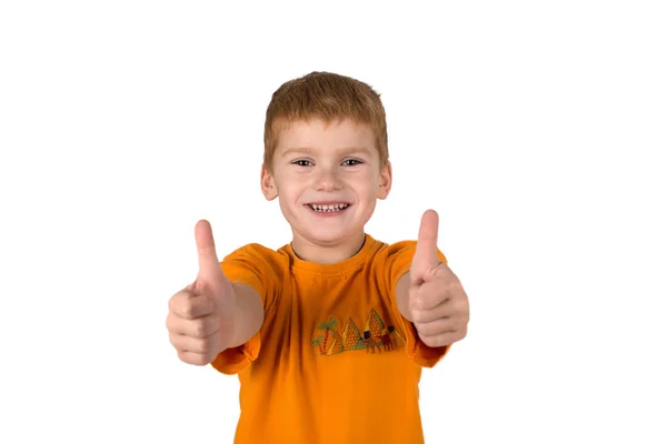 De kleine jongen met rood haar toont gebaar "Ok" — Stockfoto