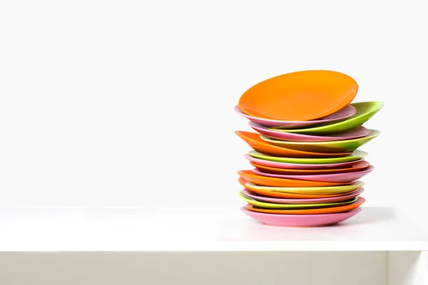 The chaotically pile of color plates lies on a table — Stock Photo, Image