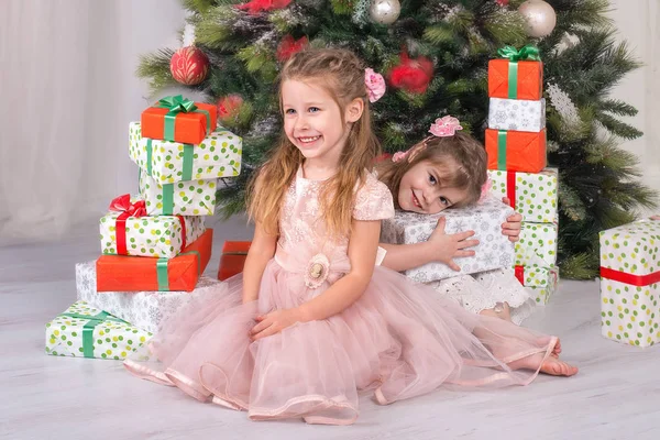 孩子们在圣诞树下观赏礼物. — 图库照片