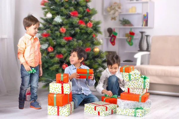 Crianças meninos irmãos ou amigos assistir presentes sob um Natal — Fotografia de Stock
