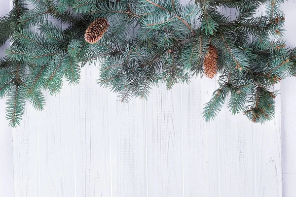 Kerst fir-tree branch op een houten muur en kopie ruimte — Stockfoto