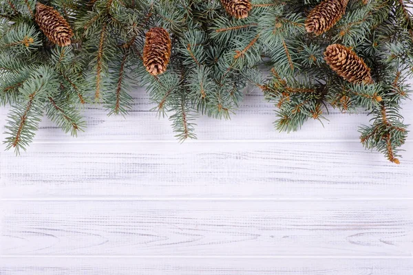 Rama de abeto de Navidad en una pared de madera y espacio de copia —  Fotos de Stock