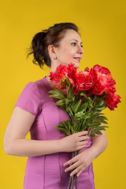 Bou ile esmer güzel yetişkin kadın portresi