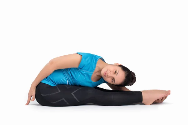 A jovem mulher bonita calma pratica ioga ou pilates em isolar — Fotografia de Stock